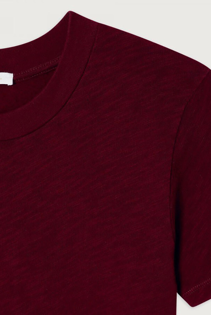 Klasyczny, bawełniany t-shirt SONOMA American Vintage z krótkim rękawem i okrągłym dekoltem. Koszulka ma prosty krój i przylegający fason. Na plecach posiada gruby szew. Wykonany z miękkiej i grubej bawełny. To idealna podstawa każdej codziennej stylizacji.