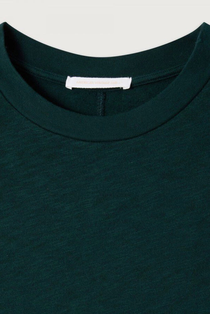 Klasyczny, bawełniany t-shirt SONOMA American Vintage z krótkim rękawem i okrągłym dekoltem. Koszulka ma prosty krój i przylegający fason. Na plecach posiada gruby szew. Wykonany z miękkiej i grubej bawełny.