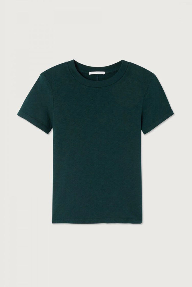Klasyczny, bawełniany t-shirt SONOMA American Vintage z krótkim rękawem i okrągłym dekoltem. Koszulka ma prosty krój i przylegający fason. Na plecach posiada gruby szew. Wykonany z miękkiej i grubej bawełny.