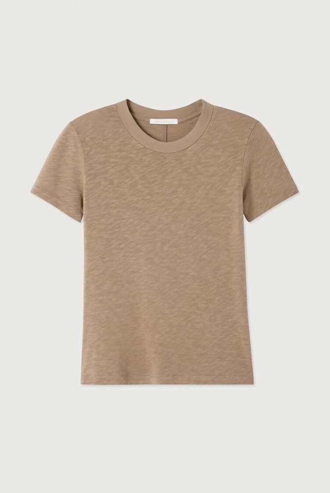 Klasyczny, bawełniany t-shirt SONOMA American Vintage z krótkim rękawem i okrągłym dekoltem. Koszulka ma prosty krój i przylegający fason. Na plecach posiada gruby szew. Wykonany z miękkiej i grubej bawełny. To idealna podstawa każdej codziennej stylizacji.