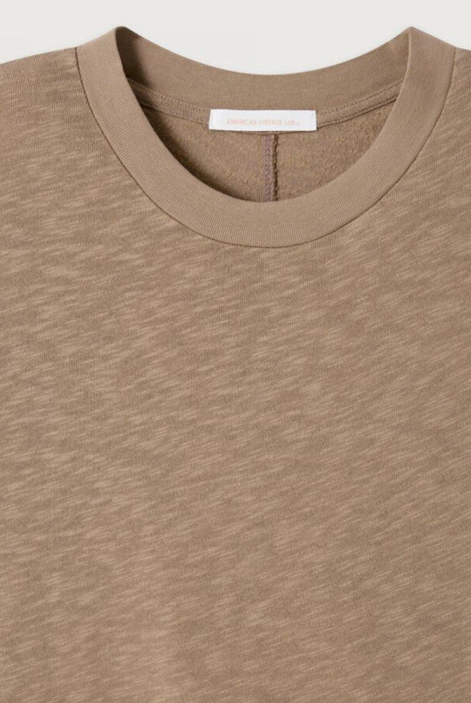 Klasyczny, bawełniany t-shirt SONOMA American Vintage z krótkim rękawem i okrągłym dekoltem. Koszulka ma prosty krój i przylegający fason. Na plecach posiada gruby szew. Wykonany z miękkiej i grubej bawełny. To idealna podstawa każdej codziennej stylizacji.
