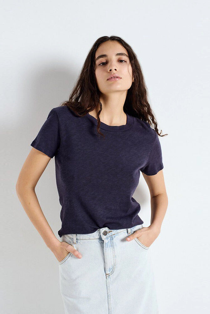 Klasyczny, bawełniany, czarny t-shirt SONOMA American Vintage z krótkim rękawem i okrągłym dekoltem. Koszulka ma prosty krój i przylegający fason. Na plecach posiada gruby szew. Wykonany z miękkiej i grubej bawełny.