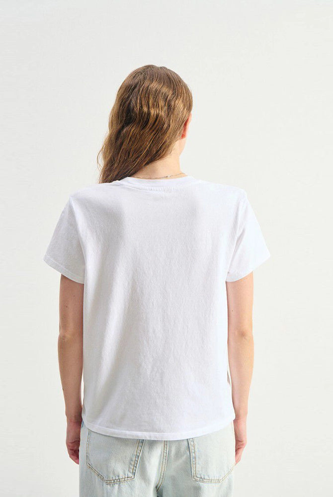 Bawełniany, luźny t-shirt YKOBOW o prostym kroju i z okrągłym dekoltem. Z przodu posiada niewielkie, kontrastowe logo marki. Wykonany z bardzo miękkiej bawełny.