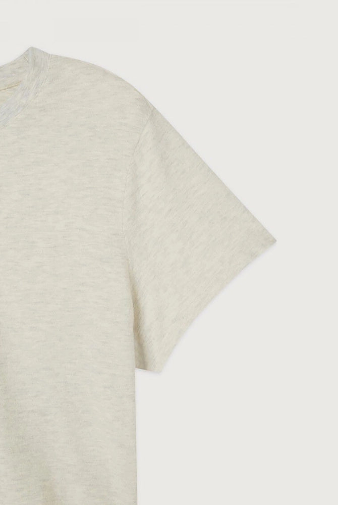 Luźny, krótki t-shirt YPAWOOD o pudełkowym fasonie z krótkim rękawem i okrągłym dekoltem. Wykonany z bardzo miękkiej, lekko elastycznej tkaniny z bawełną i modalem