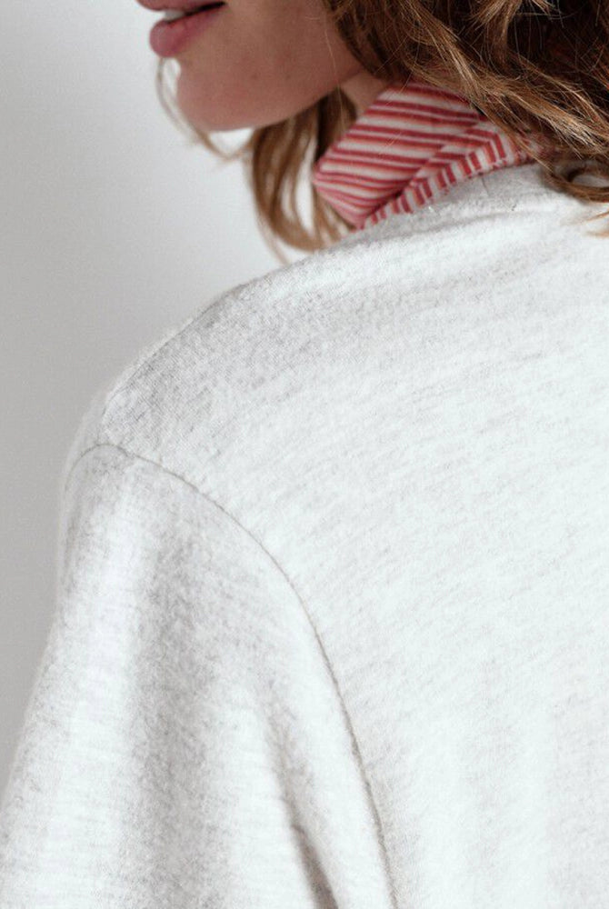 Luźny, krótki t-shirt YPAWOOD o pudełkowym fasonie z krótkim rękawem i okrągłym dekoltem. Wykonany z bardzo miękkiej, lekko elastycznej tkaniny z bawełną i modalem
