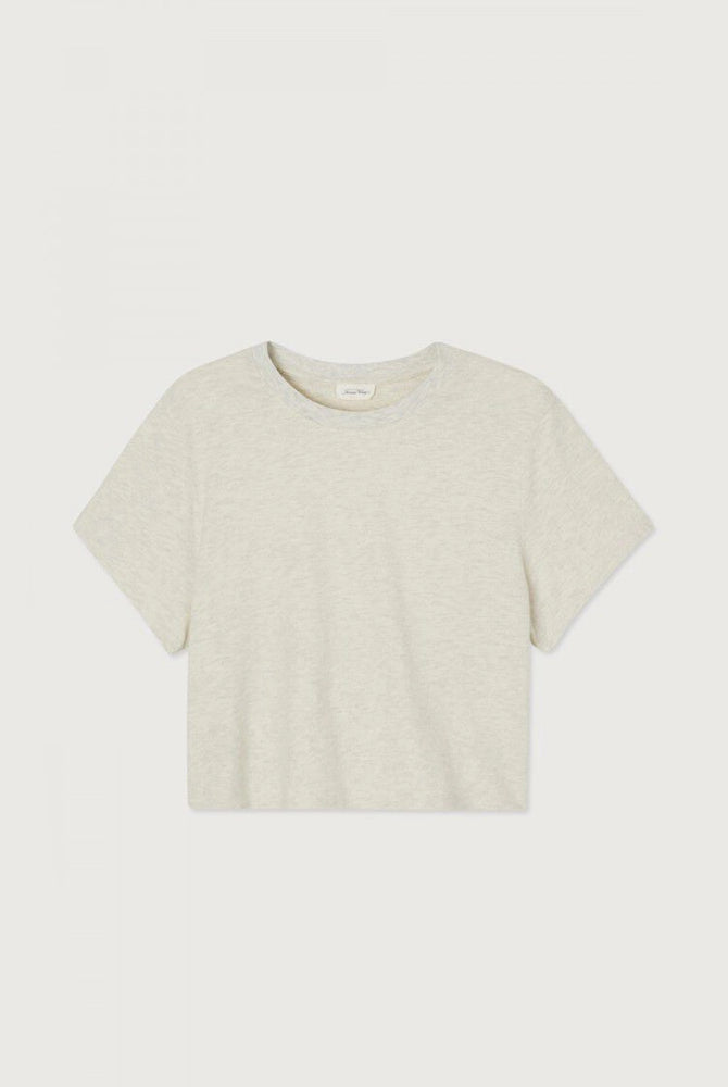 Luźny, krótki t-shirt YPAWOOD o pudełkowym fasonie z krótkim rękawem i okrągłym dekoltem. Wykonany z bardzo miękkiej, lekko elastycznej tkaniny z bawełną i modalem