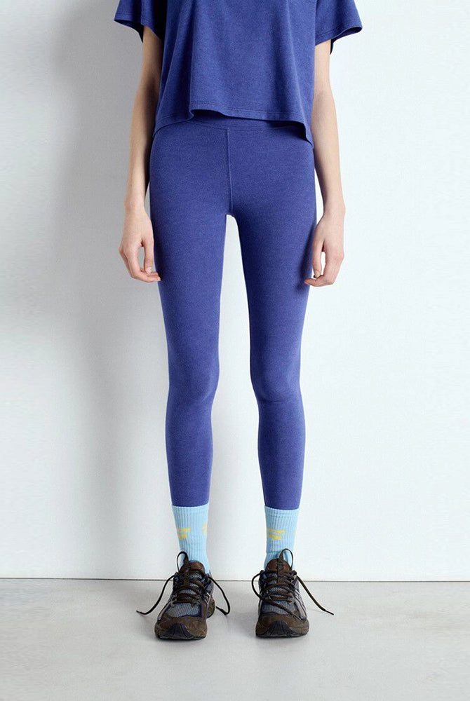 Klasyczne, bardzo wygodne i uniwersalne legginsy YPAWOOD American Vintage. Wykonane z bardzo miłej w dotyku, elastycznej tkaniny z bawełną. Legginsy mają wysoki stan.