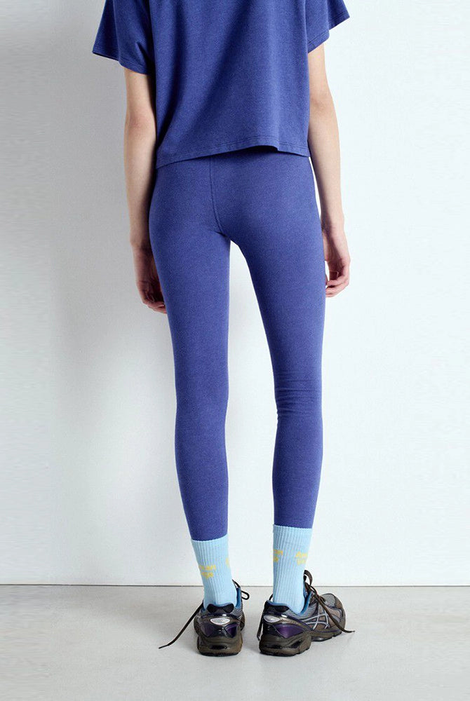 Klasyczne, bardzo wygodne i uniwersalne legginsy YPAWOOD American Vintage. Wykonane z bardzo miłej w dotyku, elastycznej tkaniny z bawełną. Legginsy mają wysoki stan.
