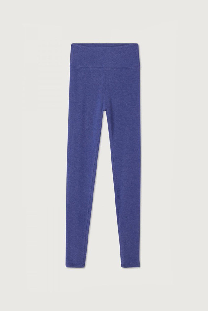 Klasyczne, bardzo wygodne i uniwersalne legginsy YPAWOOD American Vintage. Wykonane z bardzo miłej w dotyku, elastycznej tkaniny z bawełną. Legginsy mają wysoki stan.