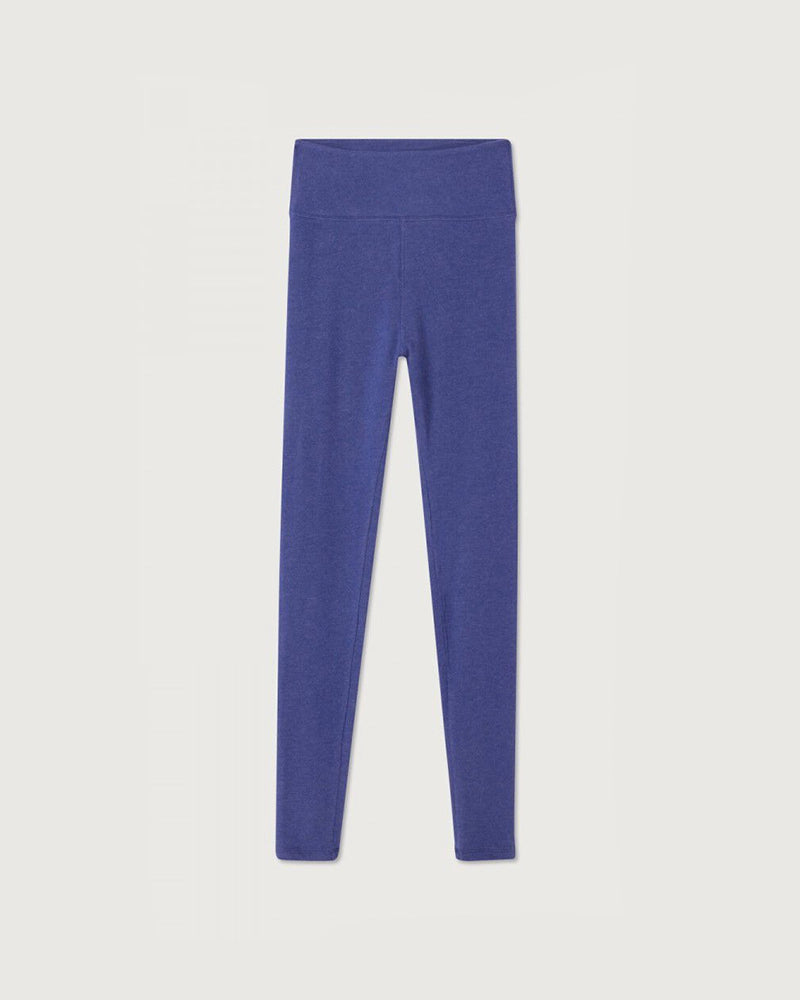Klasyczne, bardzo wygodne i uniwersalne legginsy YPAWOOD American Vintage. Wykonane z bardzo miłej w dotyku, elastycznej tkaniny z bawełną. Legginsy mają wysoki stan.
