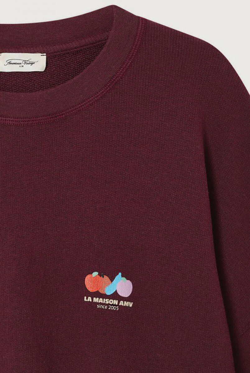 Luźna, bawełniana bluza ATU03 francuskiej marki American Vintage z długimi, raglanowymi rękawami i okrągłym dekoltem. Wykończona ściągaczami. Wykonana z miękkiej, bawełnianej tkaniny. Jest niezbędnym elementem codziennej garderoby, zaprojektowana z myślą o całorocznym noszeniu. -Oversizowy krój -Lekka, elastyczna bawełna -Zamów bluzę w swoim standardowym rozmiarze