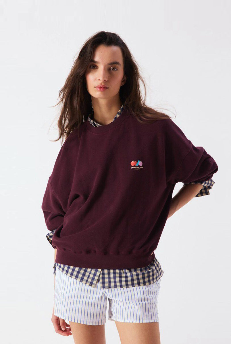 Luźna, bawełniana bluza ATU03 francuskiej marki American Vintage z długimi, raglanowymi rękawami i okrągłym dekoltem. Wykończona ściągaczami. Wykonana z miękkiej, bawełnianej tkaniny. Jest niezbędnym elementem codziennej garderoby, zaprojektowana z myślą o całorocznym noszeniu. -Oversizowy krój -Lekka, elastyczna bawełna -Zamów bluzę w swoim standardowym rozmiarze