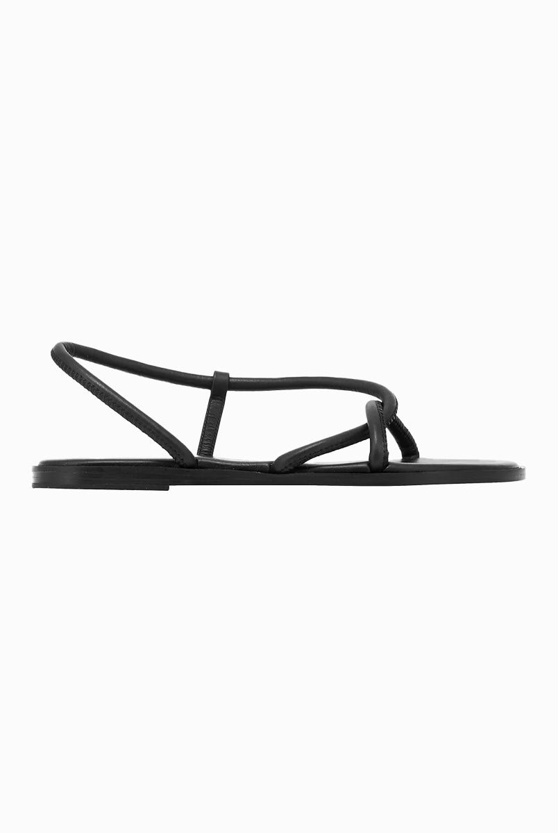 Minimalistyczne, czarne, skórzane sandały Bomba Ancient Greek Sandals na podeszwie i z cienkimi, splecionymi ze sobą paskami.