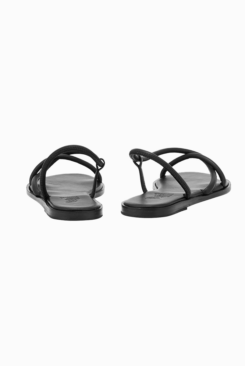 Minimalistyczne, czarne, skórzane sandały Bomba Ancient Greek Sandals na podeszwie i z cienkimi, splecionymi ze sobą paskami.