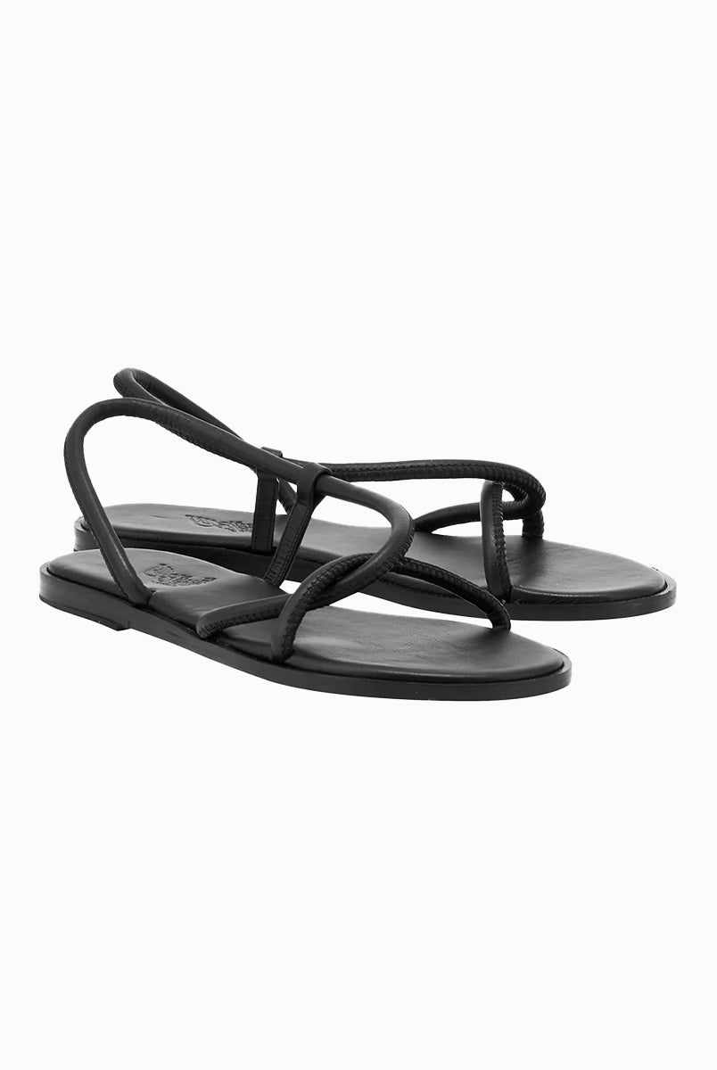 Minimalistyczne, czarne, skórzane sandały Bomba Ancient Greek Sandals na podeszwie i z cienkimi, splecionymi ze sobą paskami.