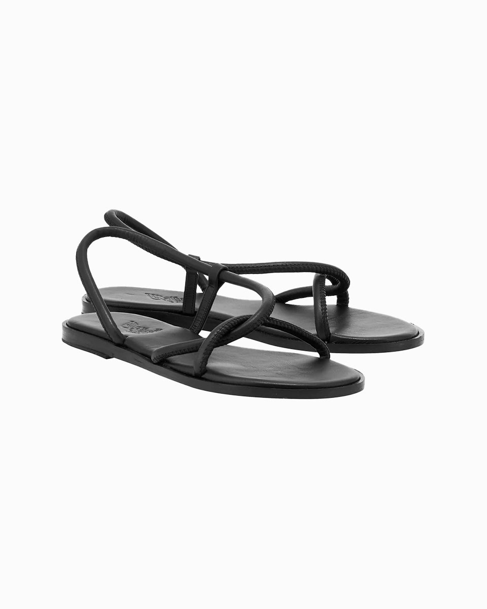 Minimalistyczne, czarne, skórzane sandały Bomba Ancient Greek Sandals na podeszwie i z cienkimi, splecionymi ze sobą paskami.