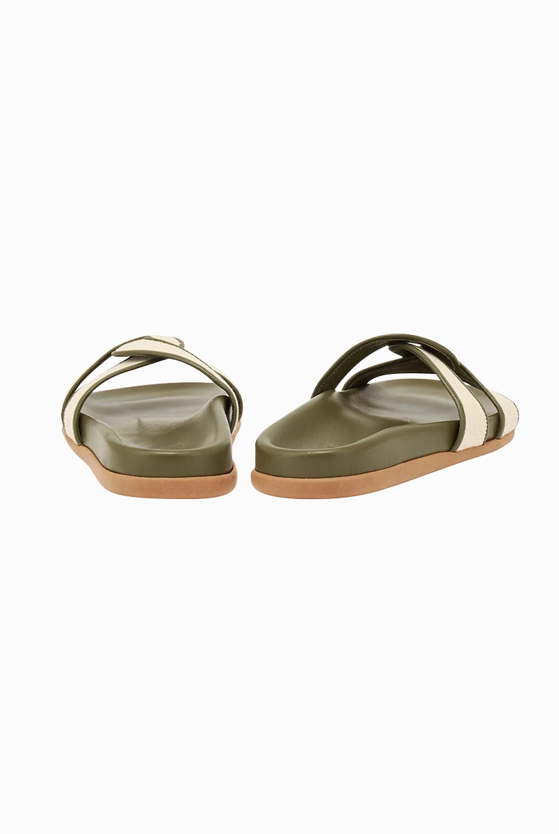 Płaskie, skórzane klapki w kolorze khaki Desmos Ancient Greek Sandals z szerokimi, plecionymi paskami obszytymi bawełnianą, płócienną tkaniną. Wewnętrzna podeszwa klapek jest profilowana.