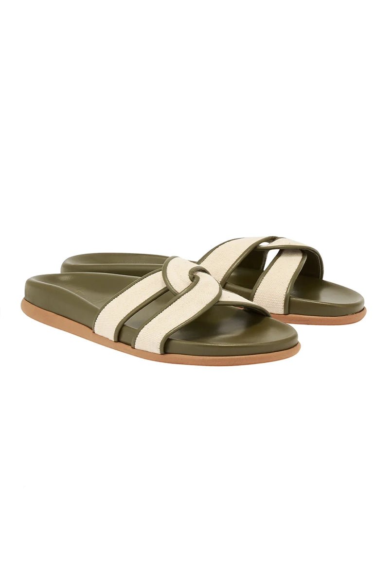 Płaskie, skórzane klapki w kolorze khaki Desmos Ancient Greek Sandals z szerokimi, plecionymi paskami obszytymi bawełnianą, płócienną tkaniną. Wewnętrzna podeszwa klapek jest profilowana.