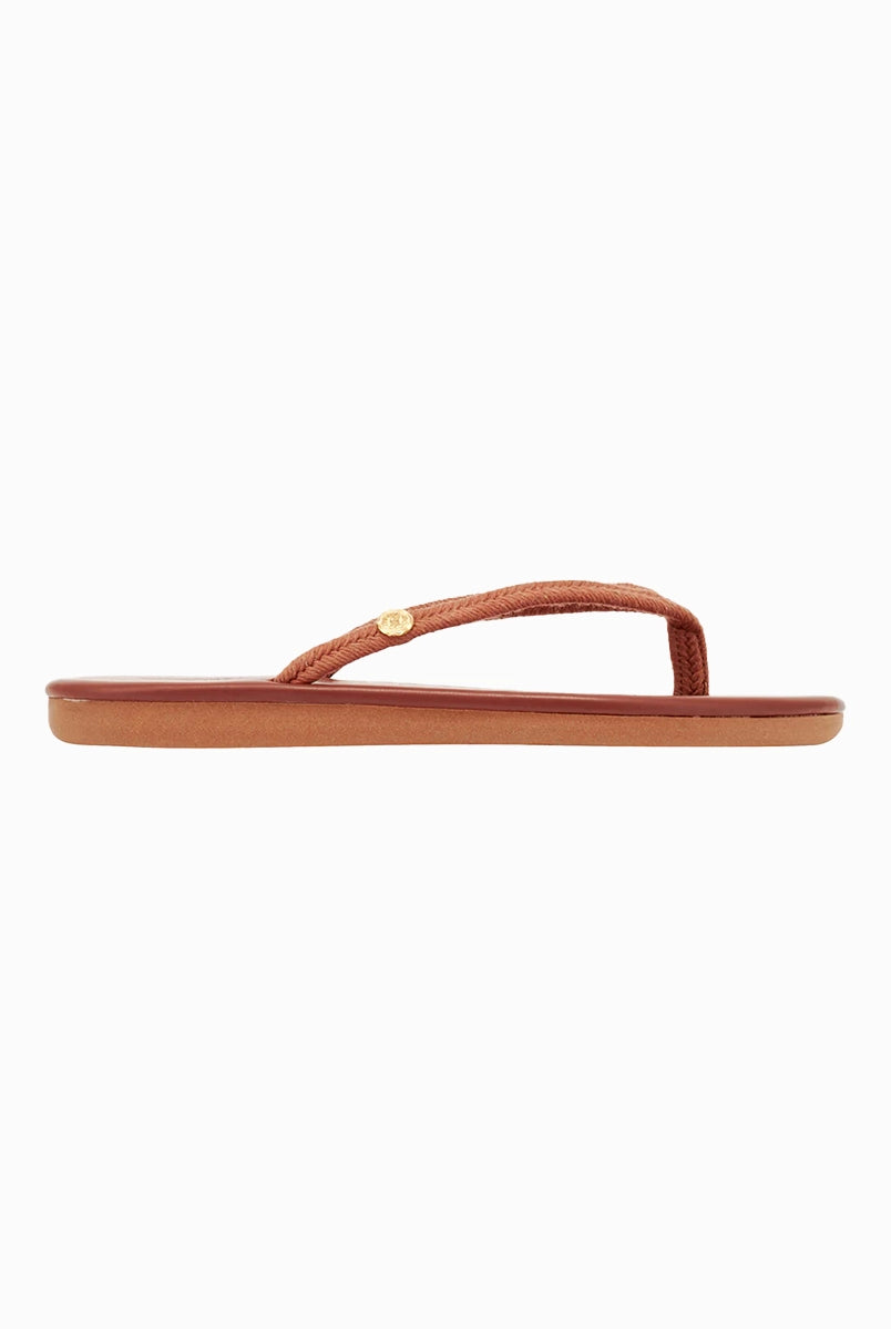 Minimalistyczne, płaskie klapki japonki Saionara Rope Ancient Greek Sandals z cienkimi, plecionymi paskami ze sznurków.