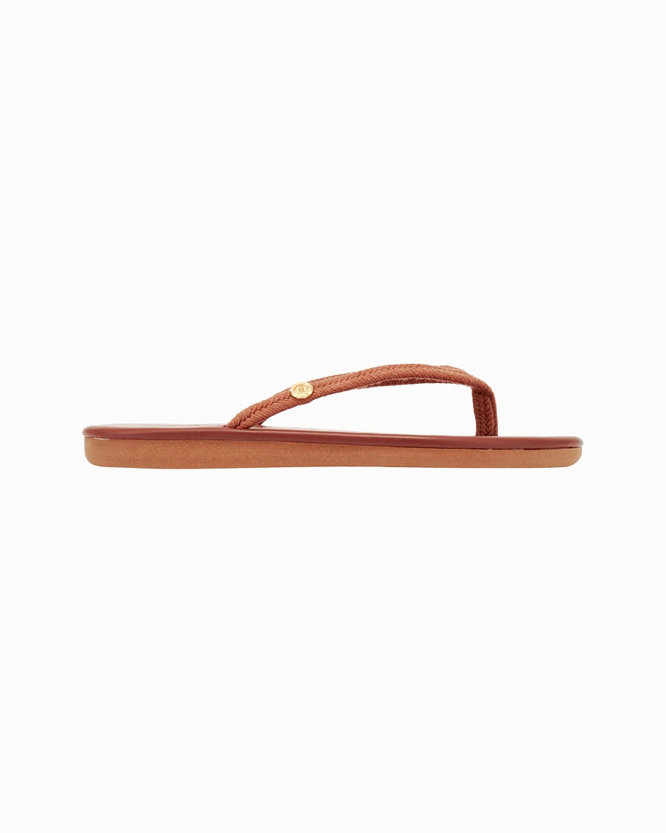Minimalistyczne, płaskie klapki japonki Saionara Rope Ancient Greek Sandals z cienkimi, plecionymi paskami ze sznurków.