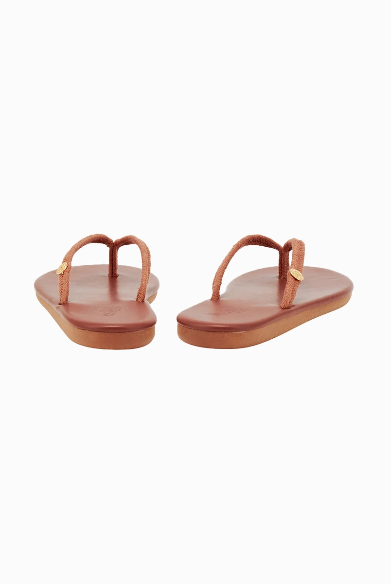 Minimalistyczne, płaskie klapki japonki Saionara Rope Ancient Greek Sandals z cienkimi, plecionymi paskami ze sznurków.