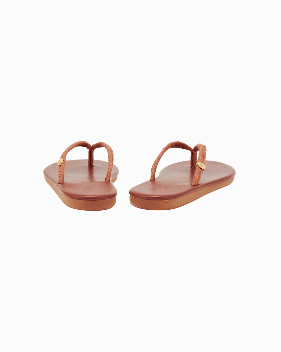 Minimalistyczne, płaskie klapki japonki Saionara Rope Ancient Greek Sandals z cienkimi, plecionymi paskami ze sznurków.