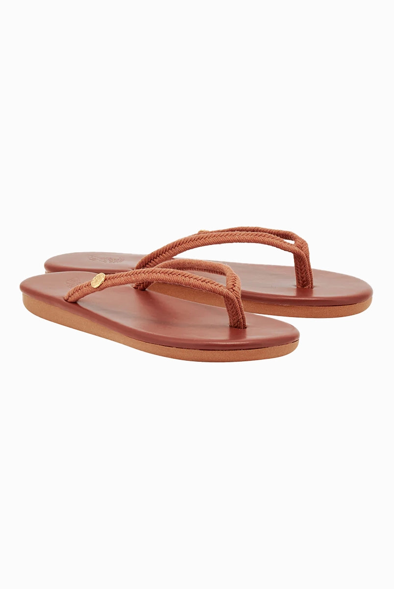 Minimalistyczne, płaskie klapki japonki Saionara Rope Ancient Greek Sandals z cienkimi, plecionymi paskami ze sznurków.