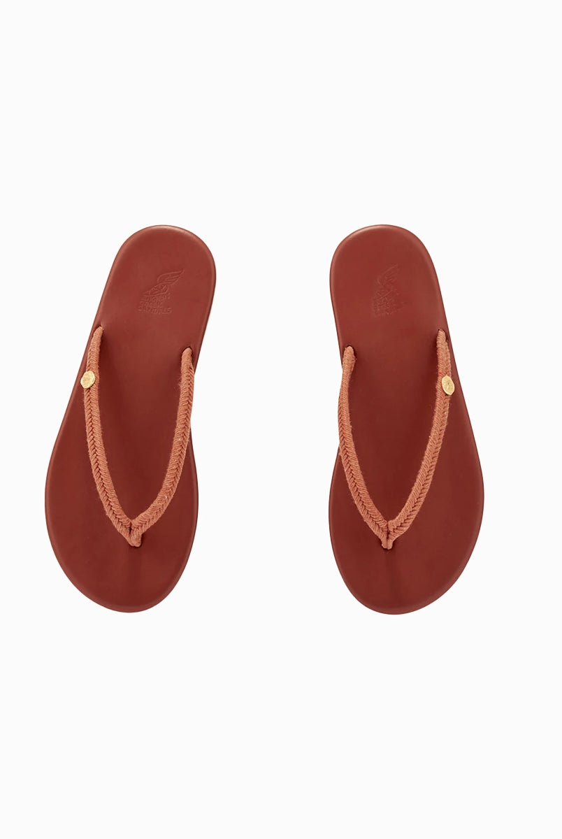 Minimalistyczne, płaskie klapki japonki Saionara Rope Ancient Greek Sandals z cienkimi, plecionymi paskami ze sznurków.