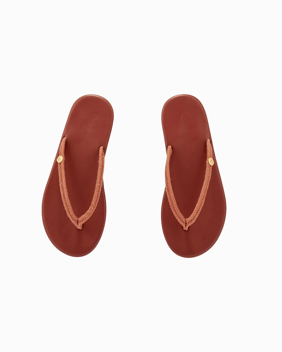 Minimalistyczne, płaskie klapki japonki Saionara Rope Ancient Greek Sandals z cienkimi, plecionymi paskami ze sznurków.
