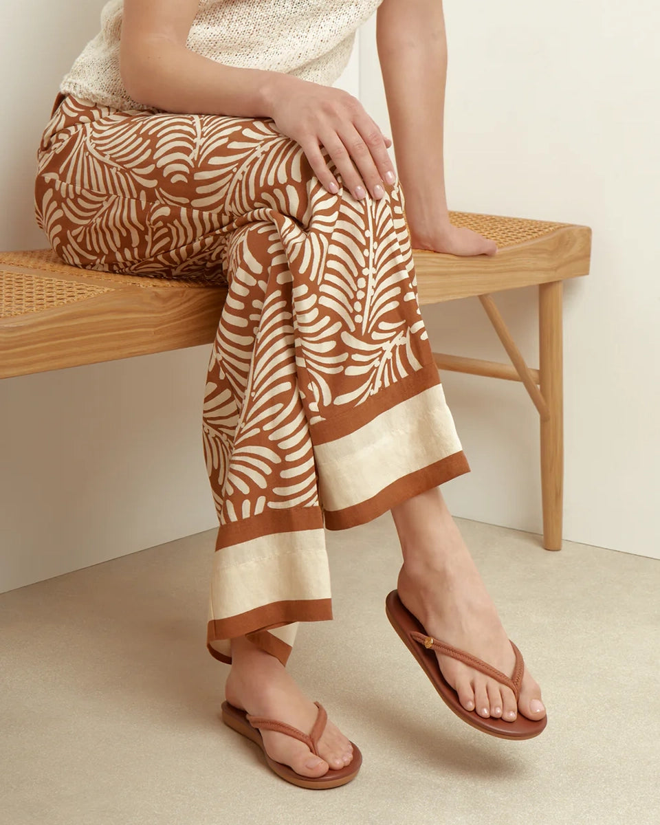 Minimalistyczne, płaskie klapki japonki Saionara Rope Ancient Greek Sandals z cienkimi, plecionymi paskami ze sznurków.
