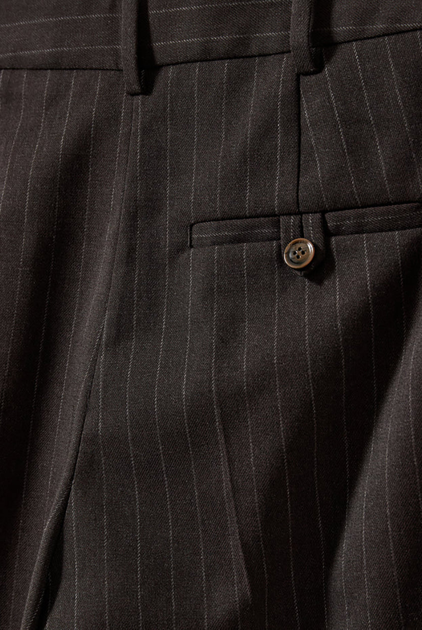 Bardzo długie, luźne, eleganckie spodnie Andora Dark Brown z wysokim stanem i bardzo szerokimi, prostymi nogawkami. Posiadają głębokie plisy z przodu. Mają klasyczne kieszenie boczne w szwach, kieszeń tylną zapinaną na guzik i szlufki na pasek. Zapinane na haftkę i guzik. Ozdobione są subtelnymi, pionowymi prążkami na ciemnobrązowym tle.
-Luźny krój
-Szerokie nogawki
-Spodnie mają długość ,floor-sweeping'. Są bardzo długie, niemal zakrywające buty. 