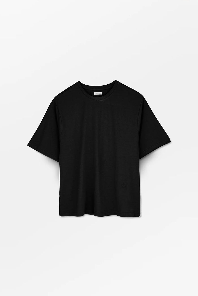 Klasyczny T-shirt o kroju oversize Andy Oversize Black marki SKALL, zapewniający swobodę i ponadczasowy, codzienny wygląd. Ma okrągły dekolt i krótkie rękawy. Wykonany w 100% z bawełny organicznej.
-Krój oversize
-Okrągły dekolt
-100% bawełna organiczna