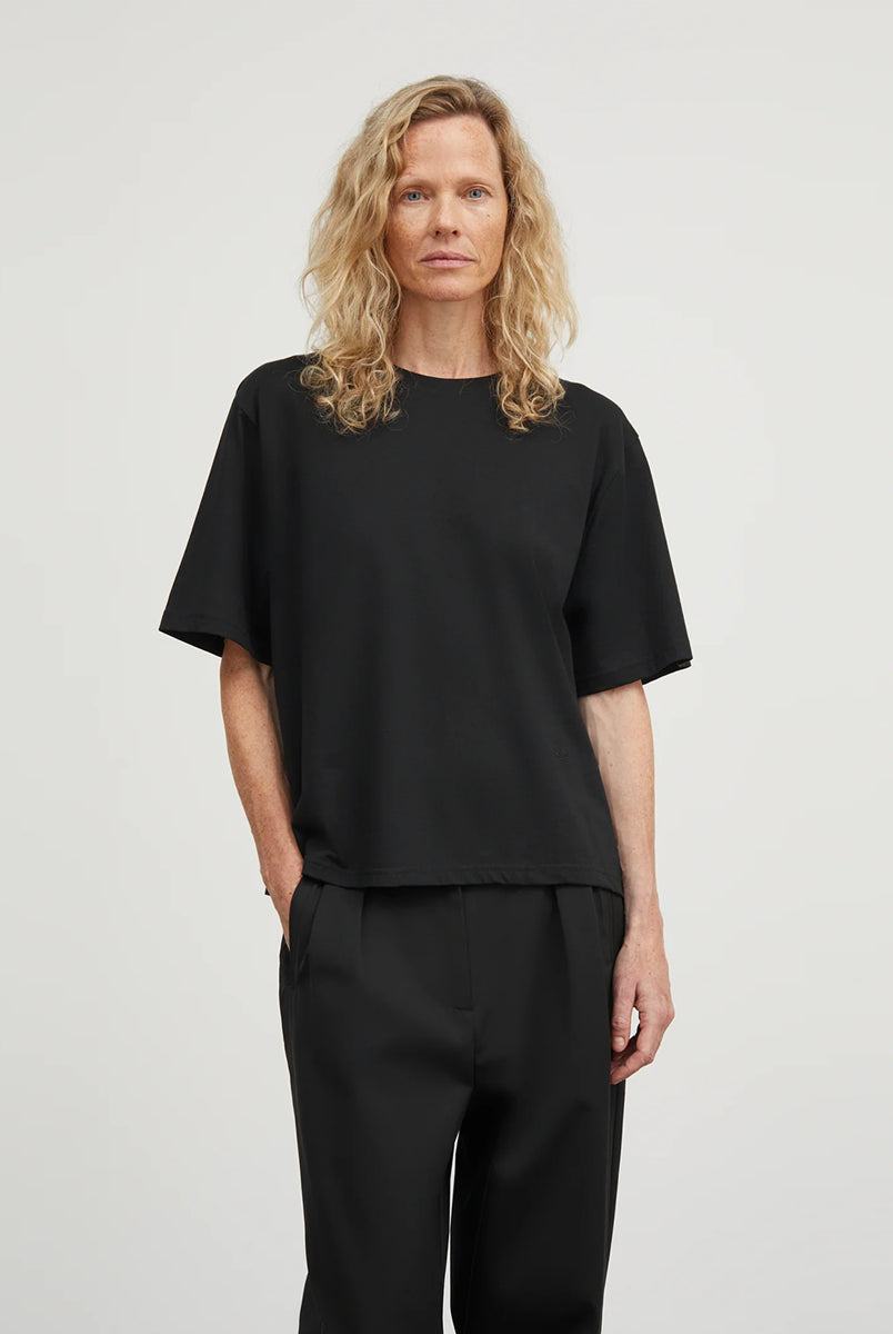 Klasyczny T-shirt o kroju oversize Andy Oversize Black marki SKALL, zapewniający swobodę i ponadczasowy, codzienny wygląd. Ma okrągły dekolt i krótkie rękawy. Wykonany w 100% z bawełny organicznej.
-Krój oversize
-Okrągły dekolt
-100% bawełna organiczna
