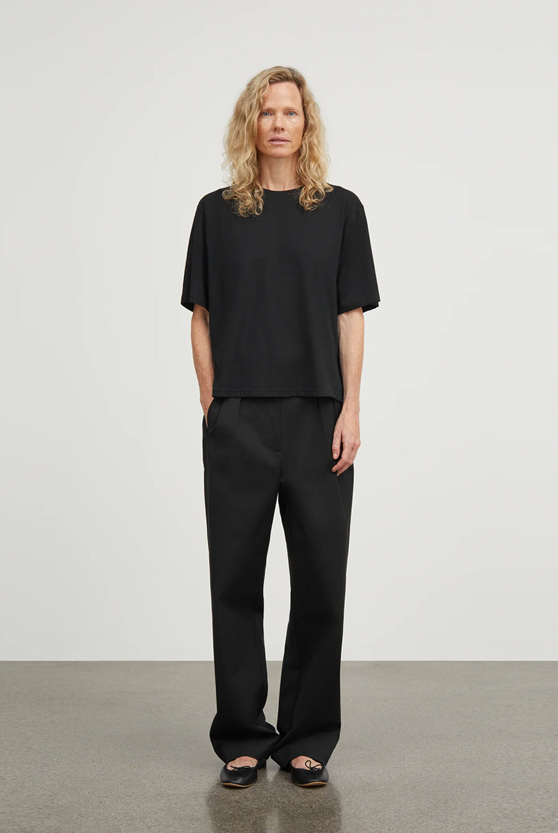 Klasyczny T-shirt o kroju oversize Andy Oversize Black marki SKALL, zapewniający swobodę i ponadczasowy, codzienny wygląd. Ma okrągły dekolt i krótkie rękawy. Wykonany w 100% z bawełny organicznej.
-Krój oversize
-Okrągły dekolt
-100% bawełna organiczna