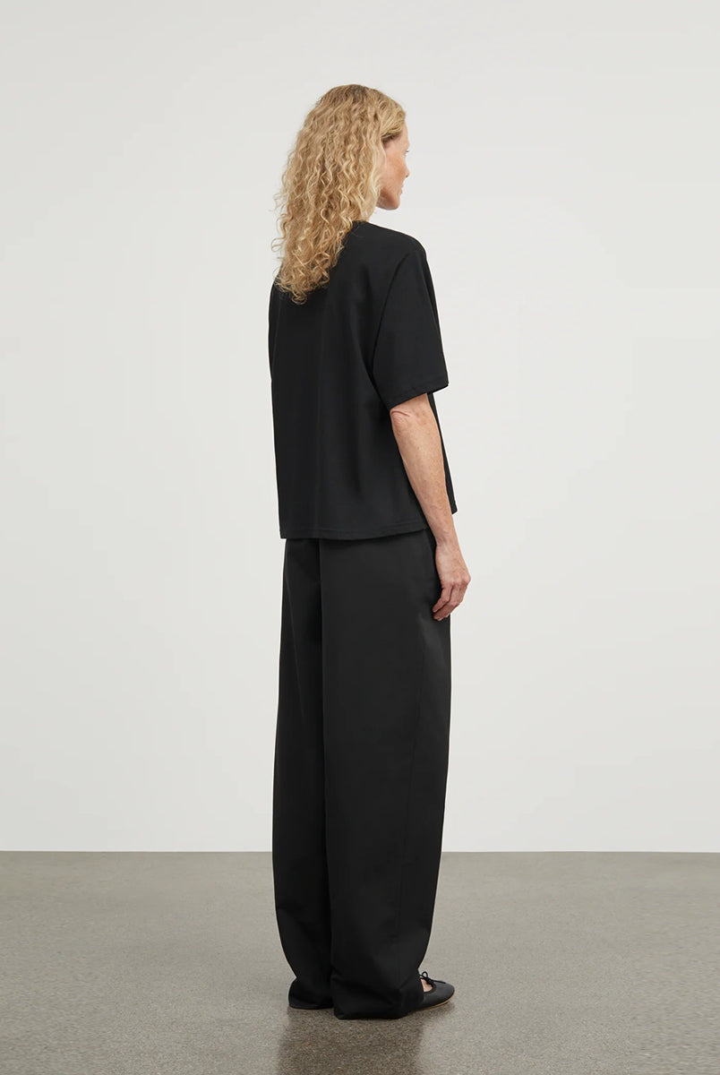 Klasyczny T-shirt o kroju oversize Andy Oversize Black marki SKALL, zapewniający swobodę i ponadczasowy, codzienny wygląd. Ma okrągły dekolt i krótkie rękawy. Wykonany w 100% z bawełny organicznej.
-Krój oversize
-Okrągły dekolt
-100% bawełna organiczna