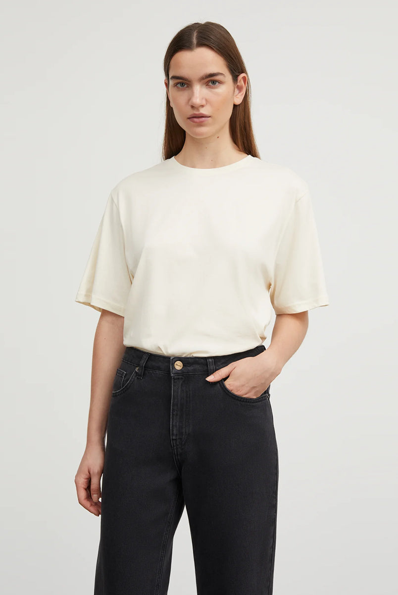 Klasyczny T-shirt o kroju oversize Andy Oversize Light Cream marki SKALL, zapewniający swobodę i ponadczasowy, codzienny wygląd. Ma okrągły dekolt i krótkie rękawy. Wykonany w 100% z bawełny organicznej.
-Krój oversize
-Okrągły dekolt
-100% bawełna organiczna