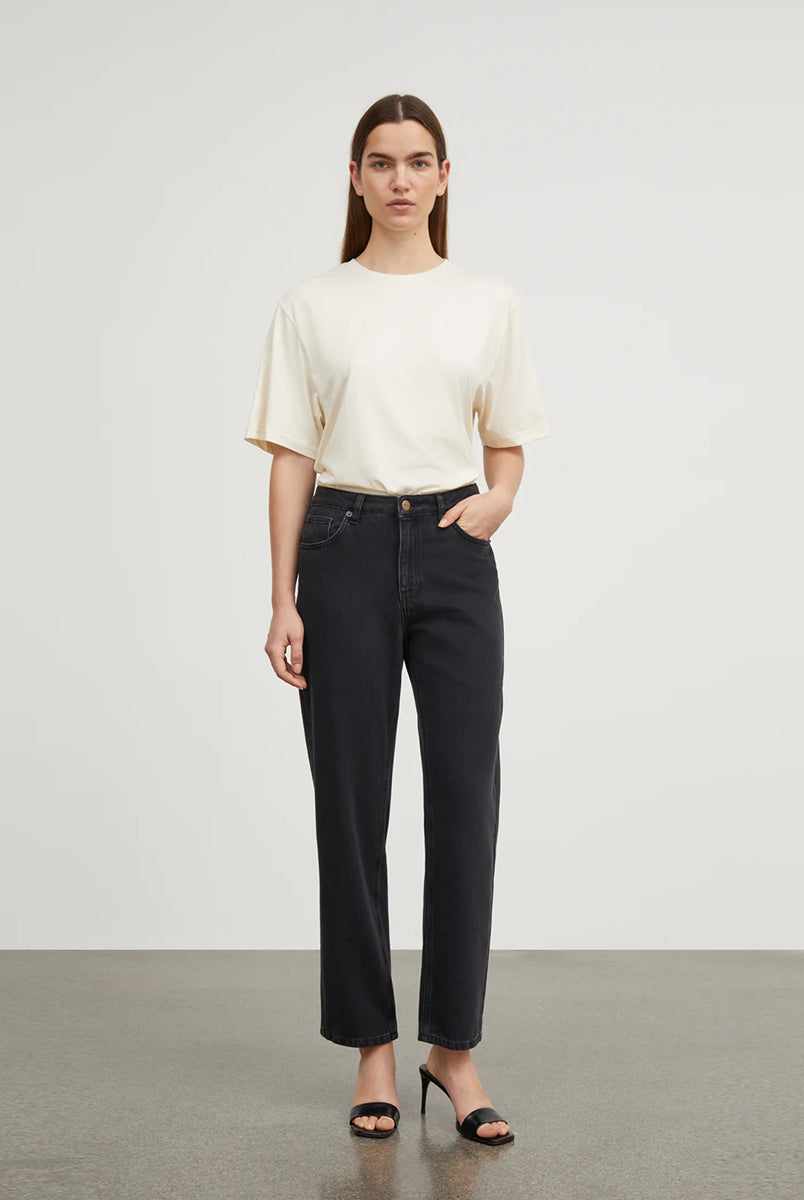 Klasyczny T-shirt o kroju oversize Andy Oversize Light Cream marki SKALL, zapewniający swobodę i ponadczasowy, codzienny wygląd. Ma okrągły dekolt i krótkie rękawy. Wykonany w 100% z bawełny organicznej.
-Krój oversize
-Okrągły dekolt
-100% bawełna organiczna