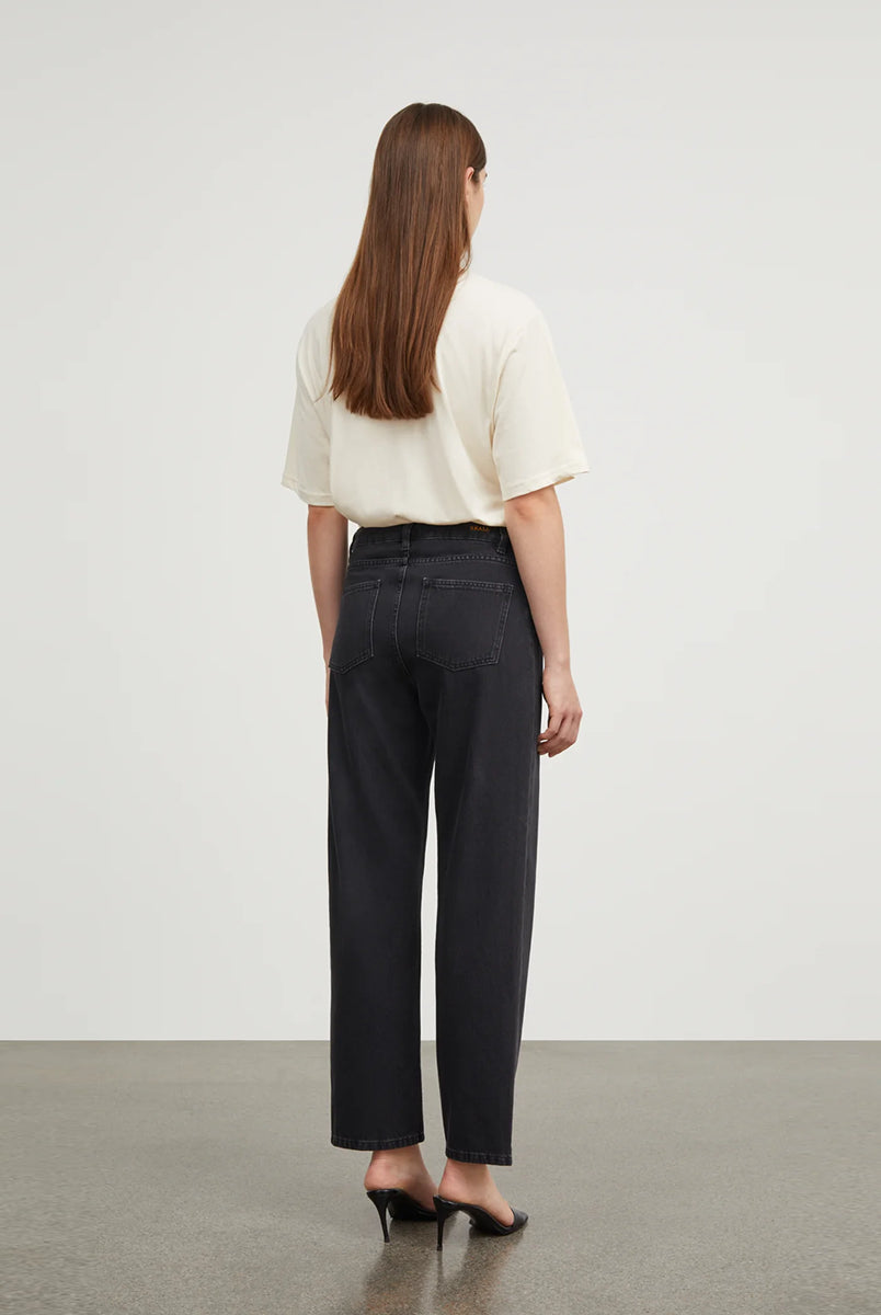 Klasyczny T-shirt o kroju oversize Andy Oversize Light Cream marki SKALL, zapewniający swobodę i ponadczasowy, codzienny wygląd. Ma okrągły dekolt i krótkie rękawy. Wykonany w 100% z bawełny organicznej.
-Krój oversize
-Okrągły dekolt
-100% bawełna organiczna