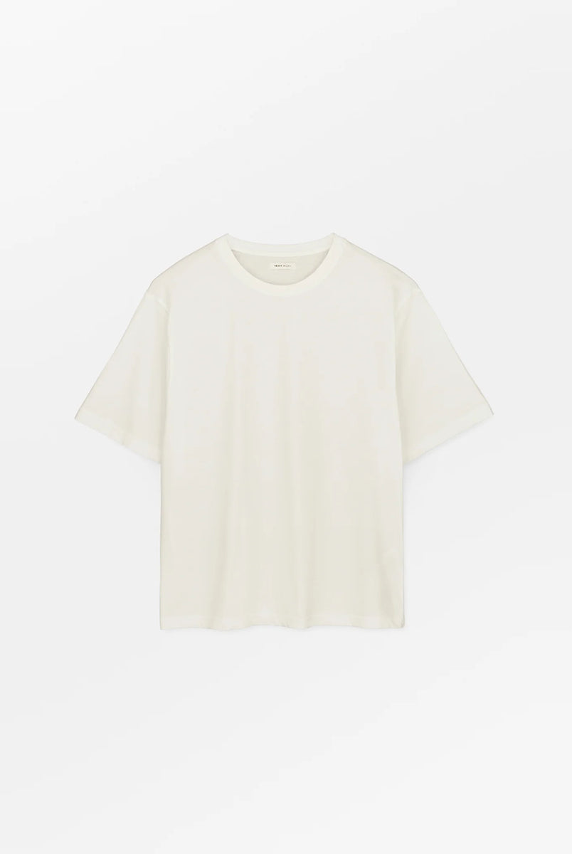 Klasyczny T-shirt o kroju oversize Andy Oversize Light Cream marki SKALL, zapewniający swobodę i ponadczasowy, codzienny wygląd. Ma okrągły dekolt i krótkie rękawy. Wykonany w 100% z bawełny organicznej.
-Krój oversize
-Okrągły dekolt
-100% bawełna organiczna