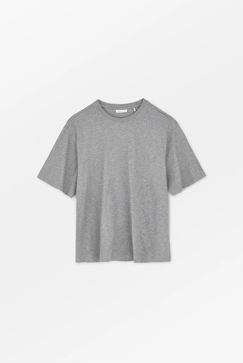 Klasyczny T-shirt o kroju oversize Andy Oversize Grey Melange marki SKALL, zapewniający swobodę i ponadczasowy, codzienny wygląd. Ma okrągły dekolt i krótkie rękawy. Wykonany w 100% z bawełny organicznej.
-Krój oversize
-Okrągły dekolt
-100% bawełna organiczna