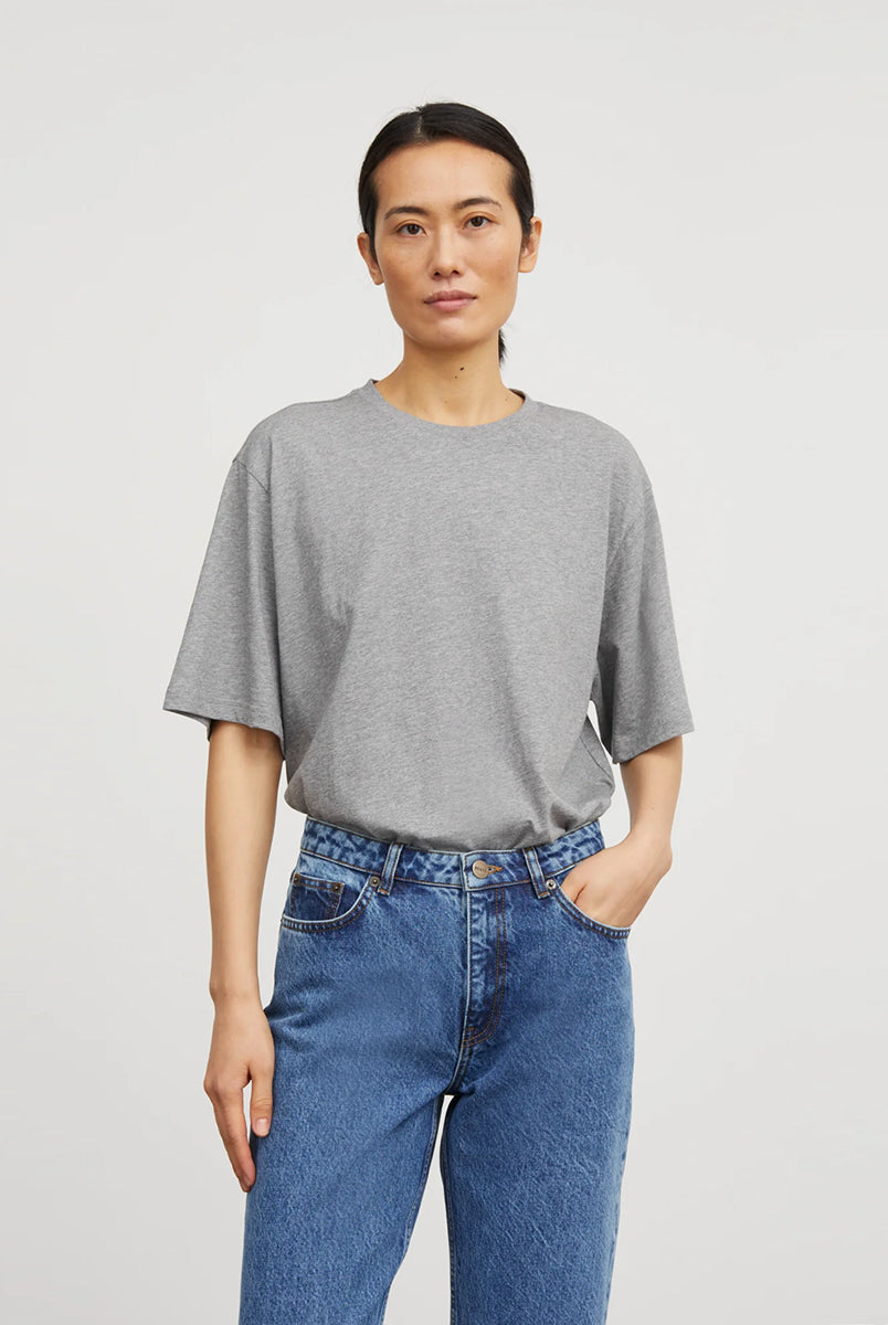 Klasyczny T-shirt o kroju oversize Andy Oversize Grey Melange marki SKALL, zapewniający swobodę i ponadczasowy, codzienny wygląd. Ma okrągły dekolt i krótkie rękawy. Wykonany w 100% z bawełny organicznej.
-Krój oversize
-Okrągły dekolt
-100% bawełna organiczna