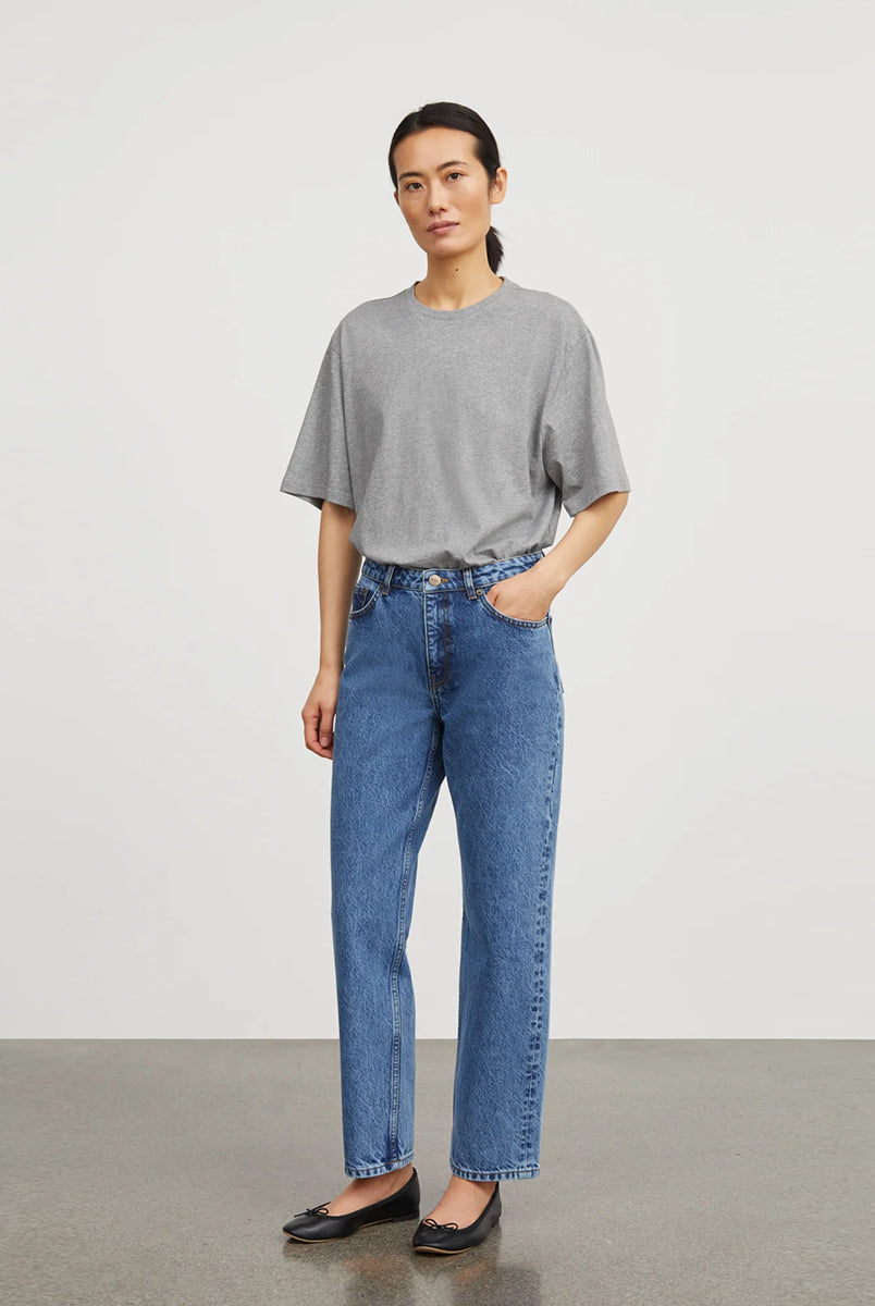 Klasyczny T-shirt o kroju oversize Andy Oversize Grey Melange marki SKALL, zapewniający swobodę i ponadczasowy, codzienny wygląd. Ma okrągły dekolt i krótkie rękawy. Wykonany w 100% z bawełny organicznej.
-Krój oversize
-Okrągły dekolt
-100% bawełna organiczna