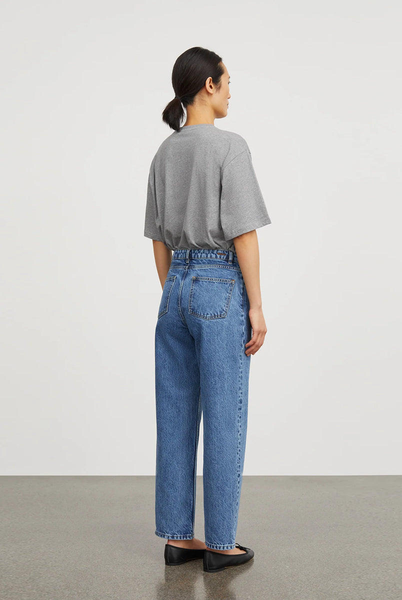 Klasyczny T-shirt o kroju oversize Andy Oversize Grey Melange marki SKALL, zapewniający swobodę i ponadczasowy, codzienny wygląd. Ma okrągły dekolt i krótkie rękawy. Wykonany w 100% z bawełny organicznej.
-Krój oversize
-Okrągły dekolt
-100% bawełna organiczna