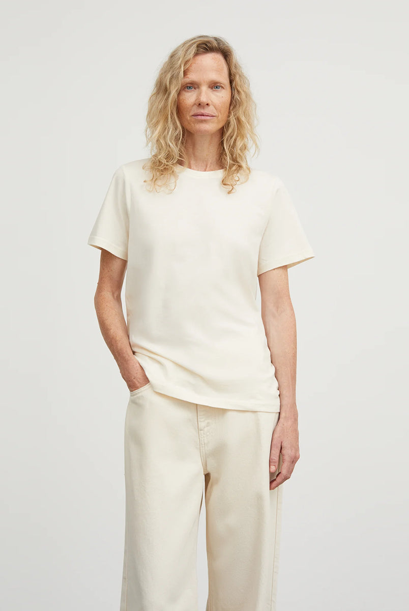 Klasyczny T-shirt o prostym kroju Andy Light Cream marki SKALL, zapewniający swobodę i ponadczasowy, codzienny wygląd. Ma okrągły dekolt i krótkie rękawy. Wykonany w 100% z bawełny organicznej.
-Prosty krój
-Okrągły dekolt
-100% bawełna organiczna