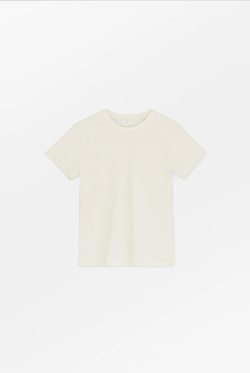 Klasyczny T-shirt o prostym kroju Andy Light Cream marki SKALL, zapewniający swobodę i ponadczasowy, codzienny wygląd. Ma okrągły dekolt i krótkie rękawy. Wykonany w 100% z bawełny organicznej.
-Prosty krój
-Okrągły dekolt
-100% bawełna organiczna