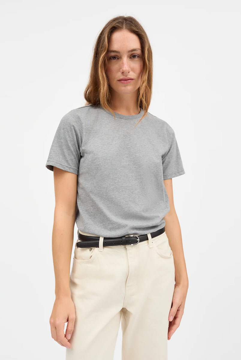 Klasyczny T-shirt o prostym kroju Andy Grey Melange marki SKALL, zapewniający swobodę i ponadczasowy, codzienny wygląd. Ma okrągły dekolt i krótkie rękawy. Wykonany w 100% z bawełny organicznej.
-Prosty krój
-Okrągły dekolt
-100% bawełna organiczna