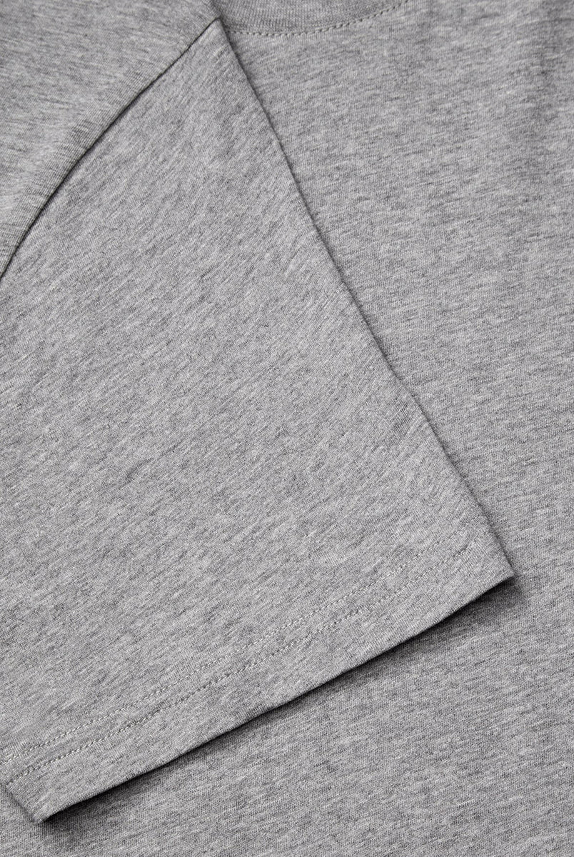 Klasyczny T-shirt o prostym kroju Andy Grey Melange marki SKALL, zapewniający swobodę i ponadczasowy, codzienny wygląd. Ma okrągły dekolt i krótkie rękawy. Wykonany w 100% z bawełny organicznej.
-Prosty krój
-Okrągły dekolt
-100% bawełna organiczna