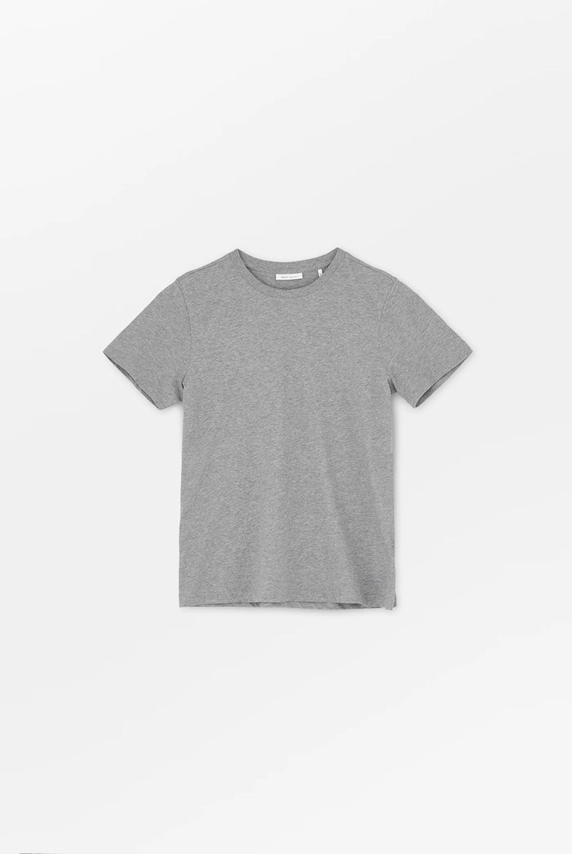 Klasyczny T-shirt o prostym kroju Andy Grey Melange marki SKALL, zapewniający swobodę i ponadczasowy, codzienny wygląd. Ma okrągły dekolt i krótkie rękawy. Wykonany w 100% z bawełny organicznej.
-Prosty krój
-Okrągły dekolt
-100% bawełna organiczna