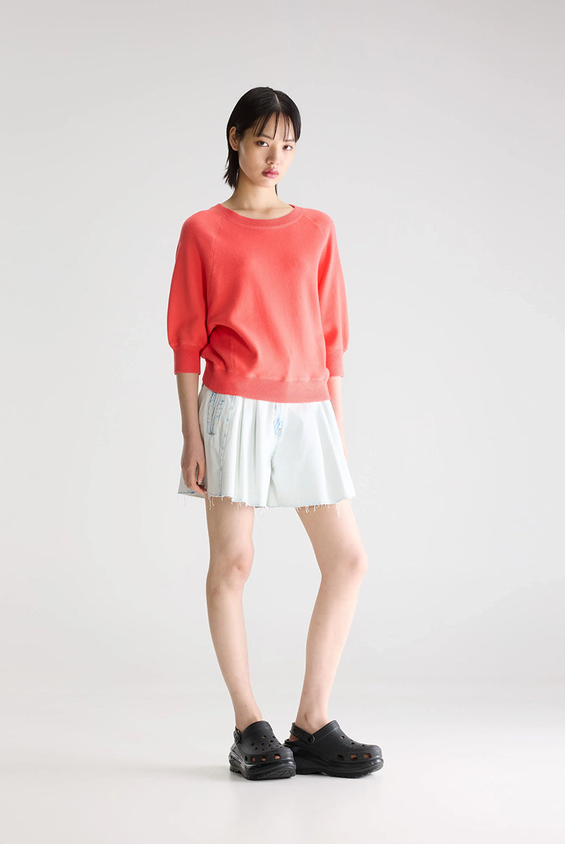 Luźny sweter Anglet61 Coral marki Bellerose z okrągłym dekoltem i raglanowymi rękawami 3/4. Zakończony podwójnymi ściągaczami. Wykonany z bawełny z drobnego splotu w kolorze koralowej czerwieni.
-Fason OVERSIZE - jeśli chcesz uzyskać efekt jak na modelce - zamów bluzkę w swoim rozmiarze. Jeśli chcesz żeby była luźna, ale nieco bardziej przylegająca - zamów ją w mniejszym rozmiarze