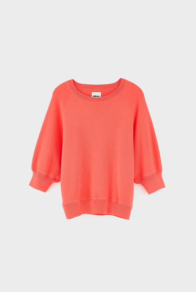 Luźny sweter Anglet61 Coral marki Bellerose z okrągłym dekoltem i raglanowymi rękawami 3/4. Zakończony podwójnymi ściągaczami. Wykonany z bawełny z drobnego splotu w kolorze koralowej czerwieni.
-Fason OVERSIZE - jeśli chcesz uzyskać efekt jak na modelce - zamów bluzkę w swoim rozmiarze. Jeśli chcesz żeby była luźna, ale nieco bardziej przylegająca - zamów ją w mniejszym rozmiarze